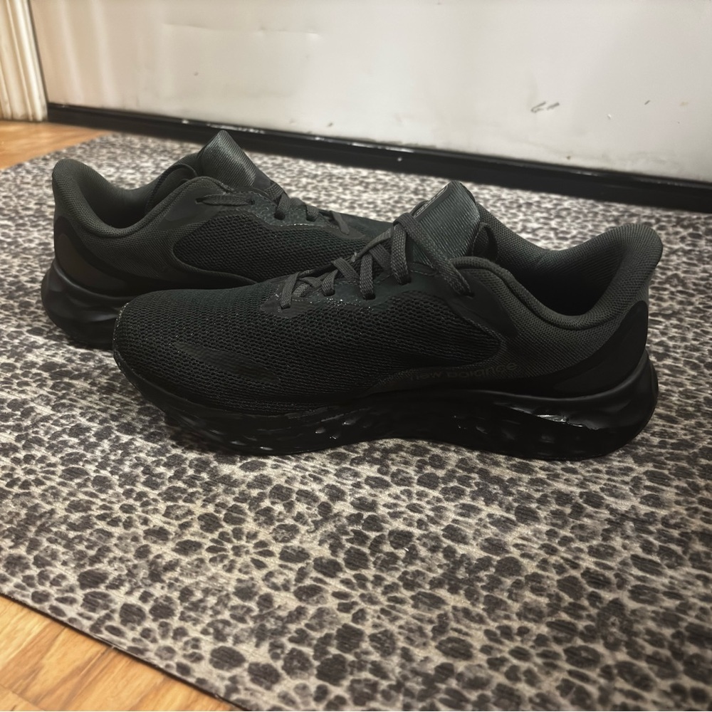 New Balance Black Athletic Running Shoes - Women’s 8.5 - Picture 11 of 15